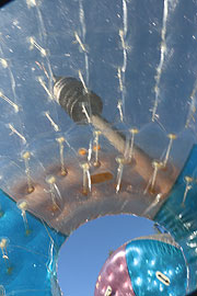 Waterball XXL Rolle im Olympiapark München – auf dem Olympiasee direkt am Olympiaturm (©Foto: Martin Schmitz)